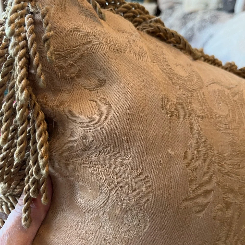 ACCENT PILLOW WITH TASSELS